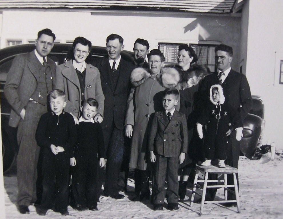 Ohlhausen, Henry H. and Family at Christmas, 1947